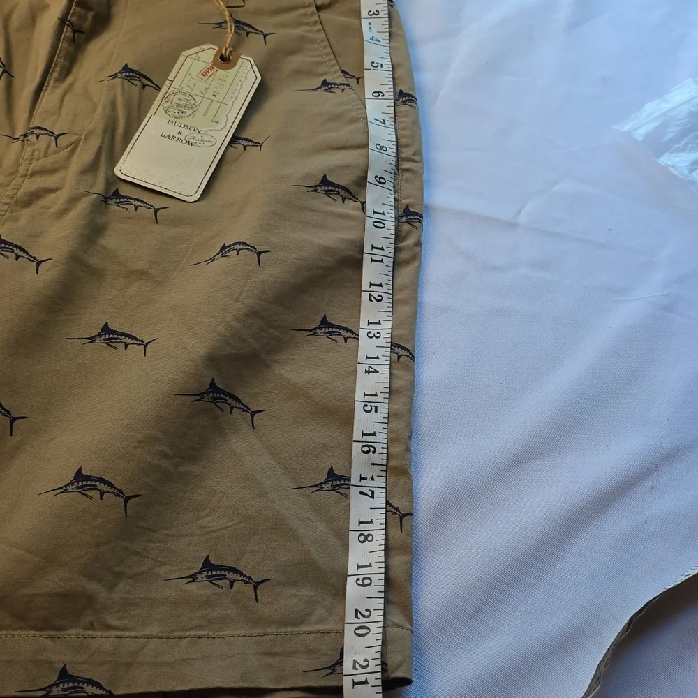 NWT Hudson & Barrow Men's‎ Shorts Tan W/Navy Swordfish Flat Front Pockets Sz 32